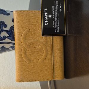 CHANEL CC Logo Caviar Skin Trifold Wallet
